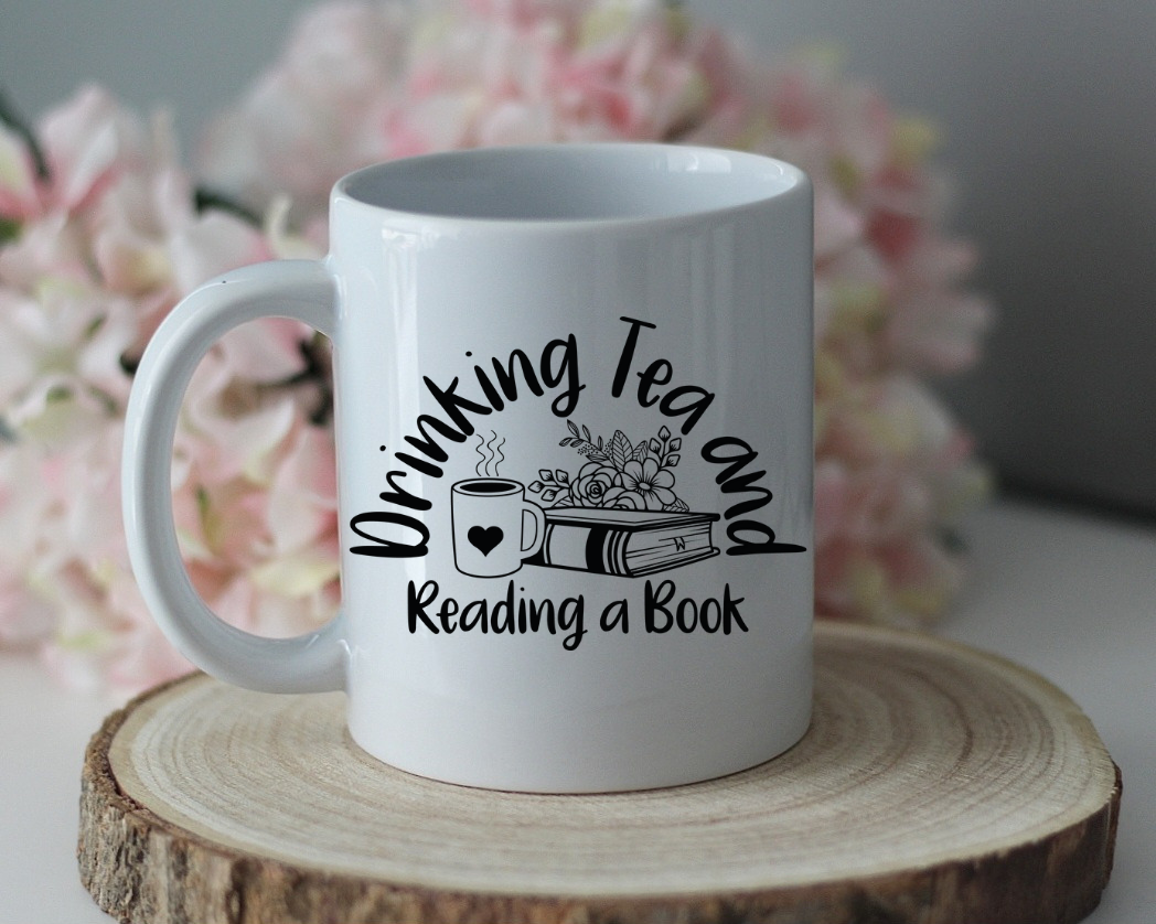 Kaffeetasse "Drinking Tea and reading a Book"
