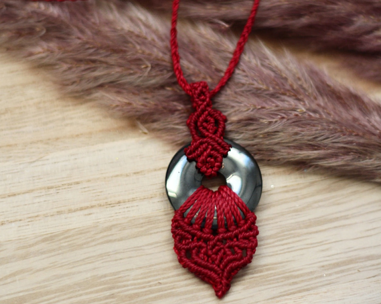 Makramee-Kette mit Hämatit Donutstein