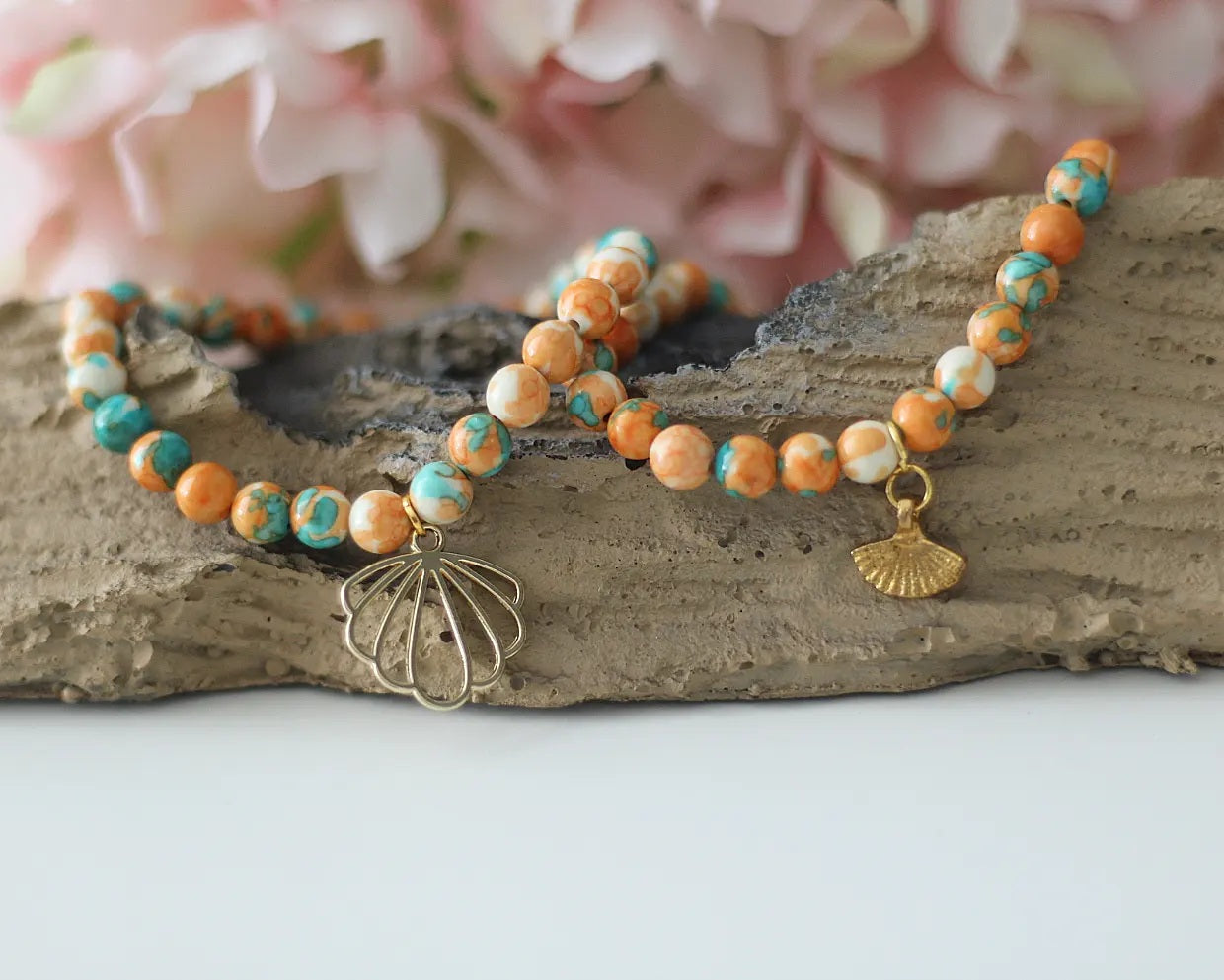 Perlenarmband mit marmorierten Perlen und Anhänger