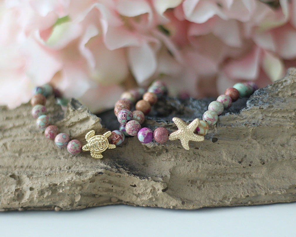 Perlenarmband mit marmorierten Perlen und goldfarbenem Verbinder