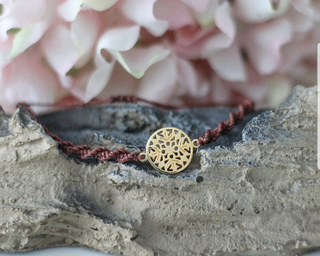 Makramee Armband mit goldfarbenem Ornament