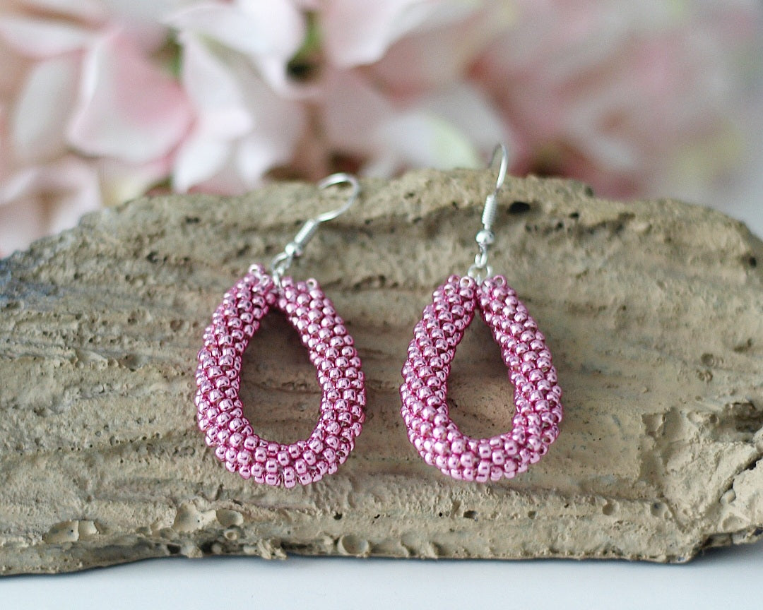 Gehäkelte Ohrringe rosa metallic