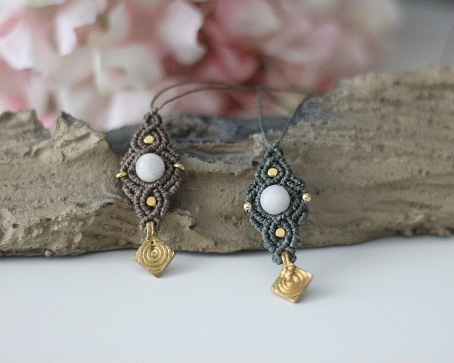 Makramee-Kette mit Jadeperle