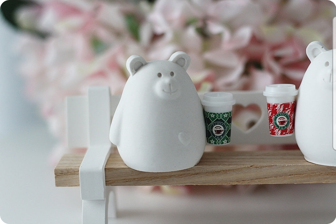 Parkbank mit Bärchen "Kaffeebecher"