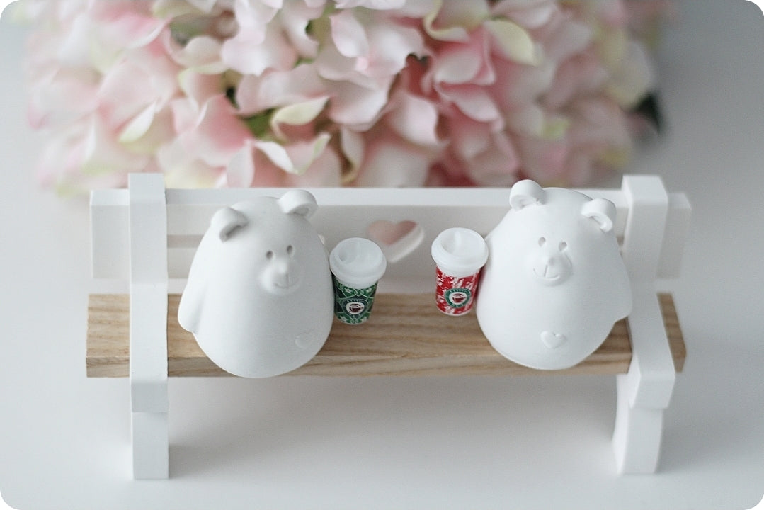 Parkbank mit Bärchen "Kaffeebecher"